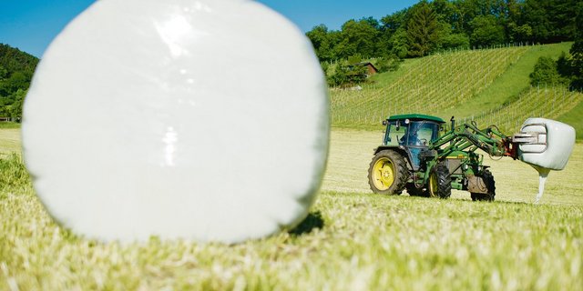 Für Jugendliche, die gerne anpacken (mit dem Frontlader und auch sonst), aber schulisch nicht so stark sind, ist eine Attestausbildung eine gute Möglichkeit. (Bild Keystone)