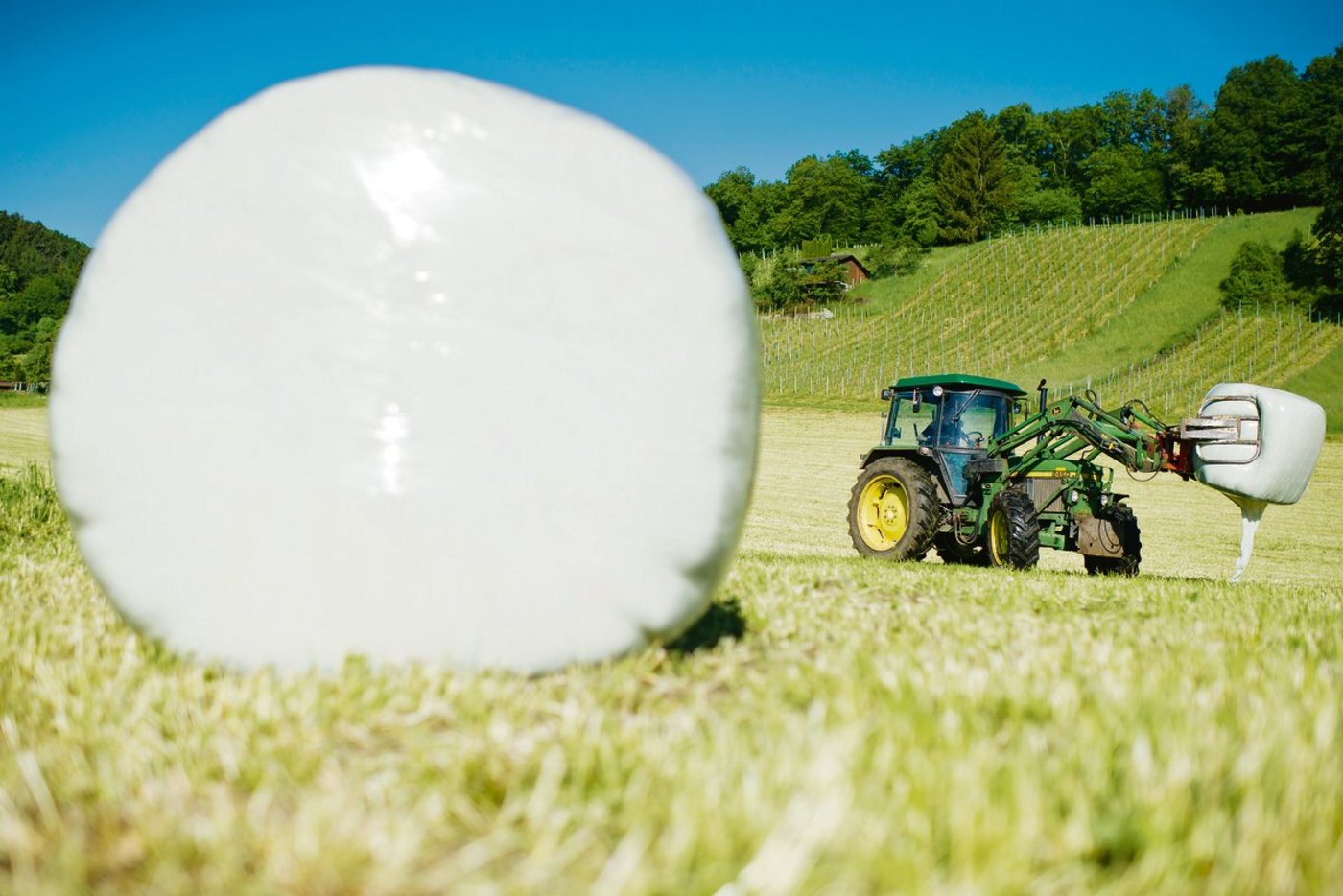 Für Jugendliche, die gerne anpacken (mit dem Frontlader und auch sonst), aber schulisch nicht so stark sind, ist eine Attestausbildung eine gute Möglichkeit. (Bild Keystone)