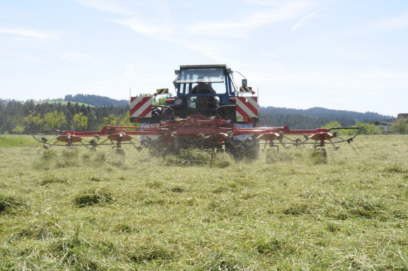 Gut getrocknetes Gras verringert die Gefahr für Heustockbrände. (Bild BauZ)
